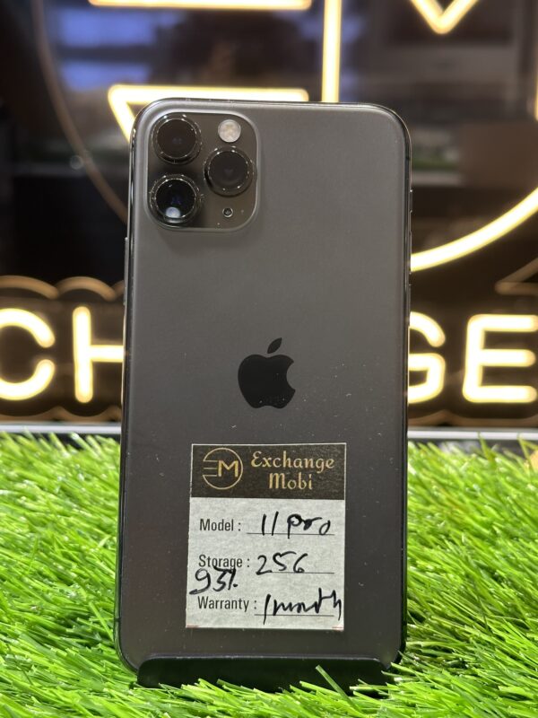 iPhone 11 Pro models in White and Green